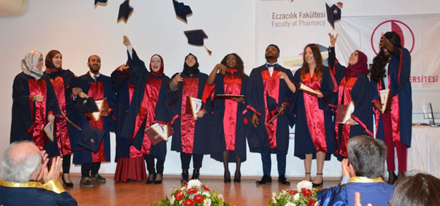 YDÜ Eczacılık Fakültesi 2017-2018 Güz Dönemi Mezunları Diplomalarını Aldı