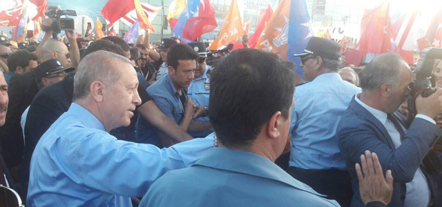 Erdoğan, Vatandaşlarla Tokalaştı, Çocukları Kucağına Aldı