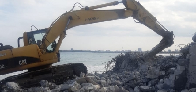Yeniboğaziçi Belediyesi deniz ve kumsala temas eden kaçak yapıları yıkmaya başladı