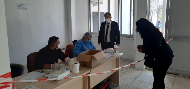 Bakan Pilli, Lefkoşa ve Girne'de yapılan PCR uygulamalarını yerinde inceledi, Girne Akçicek Hastanesi'ni ziyaret etti
