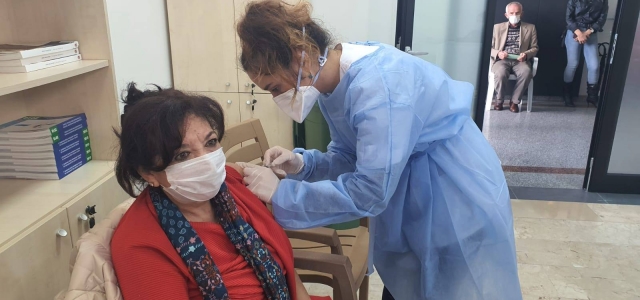 Girne Belediyesi Sosyal Yaşam Merkezi'nde Covid-19 aşıları yapılmaya başlandı