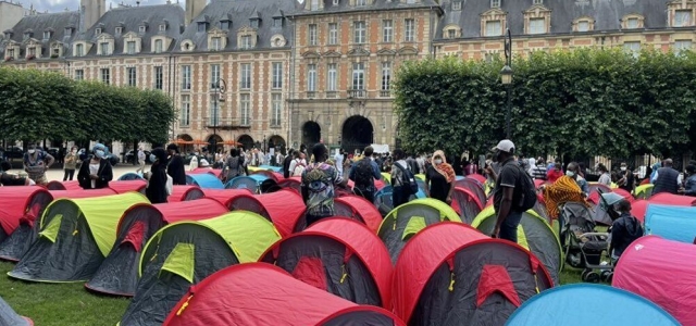 Fransa'da 400 evsiz Paris'in en turistik yerlerinden Vosges Meydanı'nda çadır kurdu