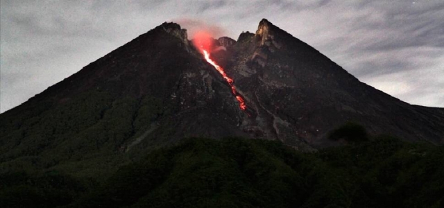 Endonezya'daki Merapi Yanardağı'nda yine volkanik hareketlilik yaşandı