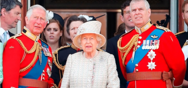 İngiltere Kraliçesi'nin cinsel saldırıyla suçlanan oğlunun unvanları geri alındı