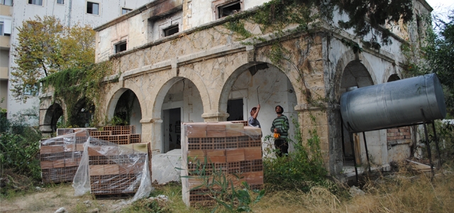 Girne Belediyesi terk edilmiş ev için önlem aldı