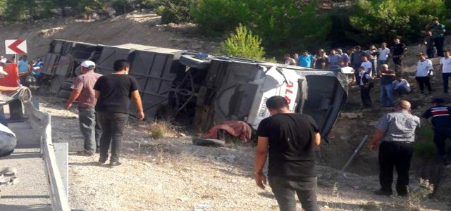 Askerleri Taşıyan Otobüs KKTC'ye Sevk Edilmek Üzere Yola Çıktı Mersin'de Devrildi
