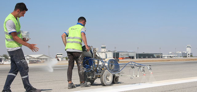 Ercan Havalimanı'nın Pisti Boyanıyor