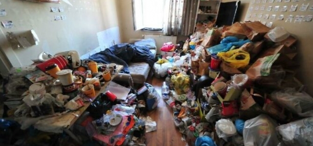 Boşaltılmak İstenen Çöp Evde Odaya Kilitli Çocuk Bulundu
