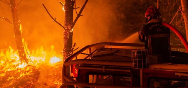 Fransa'da 9 gündür süren yangınların koku ve dumanı Paris'e kadar ulaştı