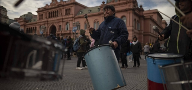 Arjantin'de halk sokağa döküldü