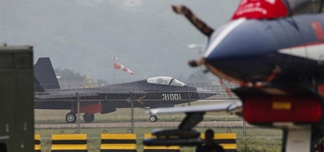 Çin'e ait 49 askeri uçağın, Tayvan Boğazı'ndaki 'orta çizgi'yi geçtiği bildirildi