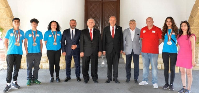 Cumhurbaşkanı Ersin Tatar, Bulgaristan'daki yarışmaya katılan sporcu ve antrenörlerini kabul etti