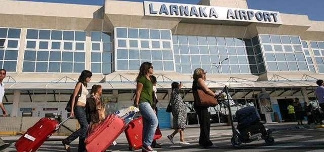Larnaka-Manchester uçuşunda bir kadın 'Allah-u Ekber” diyerek pilot kabinine girmeye çalıştı
