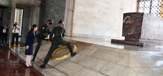 Sağlık Bakanı Altuğra Ankara'da… Altuğra, Anıtkabir'i ziyaret etti