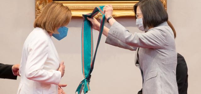 Tayvan liderinden, Pelosi'ye şeref madalyası
